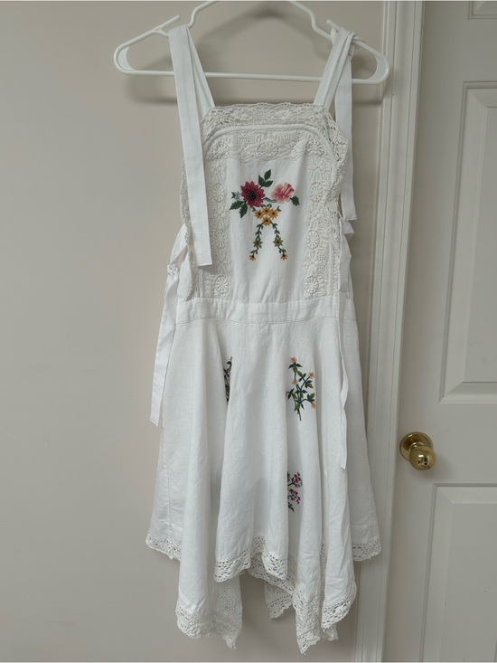 Moon River Dresses & Skirts - Moon River White hankerchief hem Embroidered Sundress